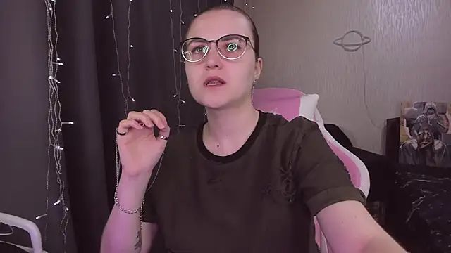 Snapshot of MissBrightShine chatting on October 2025 10:25:02 AM MissBrightShine online show from October 2025 10:25:02 AM