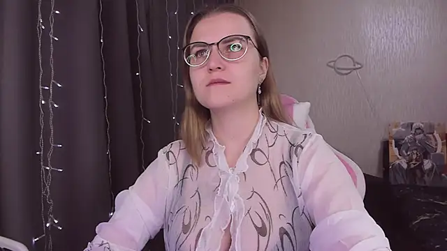 Snapshot of MissBrightShine chatting on October 2025 10:25:01 AM MissBrightShine online show from October 2025 10:25:01 AM