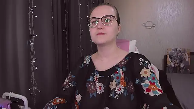 Snapshot of MissBrightShine chatting on November 2025 11:14:01 AM MissBrightShine online show from November 2025 11:14:01 AM