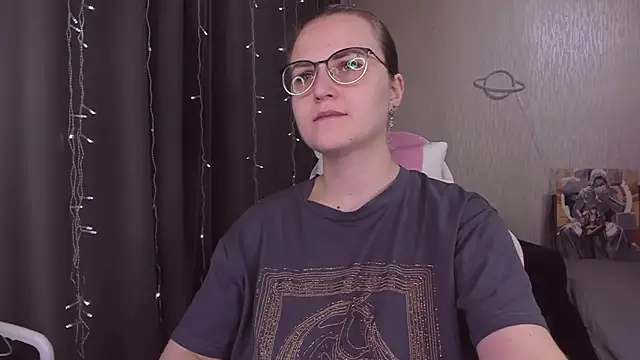 Snapshot of MissBrightShine chatting on November 2025 10:53:02 AM MissBrightShine online show from November 2025 10:53:02 AM