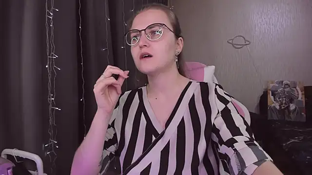 Snapshot of MissBrightShine chatting on November 2025 10:37:01 AM MissBrightShine online show from November 2025 10:37:01 AM