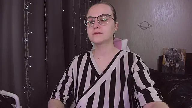 Snapshot of MissBrightShine chatting on December 2025 11:31:01 AM MissBrightShine online show from December 2025 11:31:01 AM