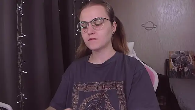 Snapshot of MissBrightShine chatting on November 2025 10:52:02 AM MissBrightShine online show from November 2025 10:52:02 AM