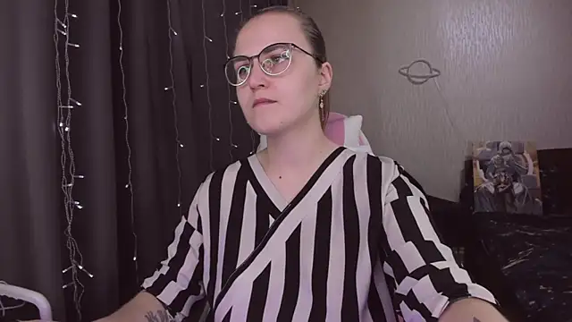 Snapshot of MissBrightShine chatting on December 2025 11:20:01 AM MissBrightShine online show from December 2025 11:20:01 AM