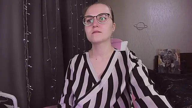 Snapshot of MissBrightShine chatting on November 2025 11:10:01 AM MissBrightShine online show from November 2025 11:10:01 AM