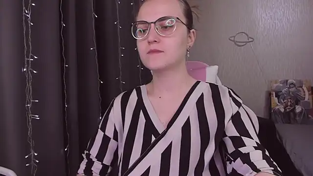 Snapshot of MissBrightShine chatting on November 2025 10:08:02 AM MissBrightShine online show from November 2025 10:08:02 AM