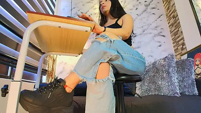 Sophie LittleS online show from January 2026 02:32:02 PM