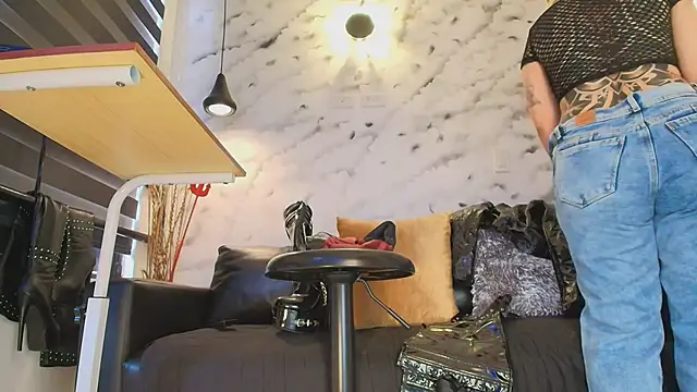 Sophie LittleS online show from April 2026 12:22:01 PM