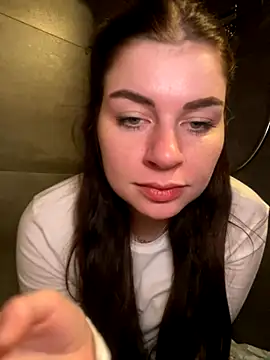 Snapshot of EllyNora chatting on November 2025 07:28:01 PM EllyNora online show from November 2025 07:28:01 PM