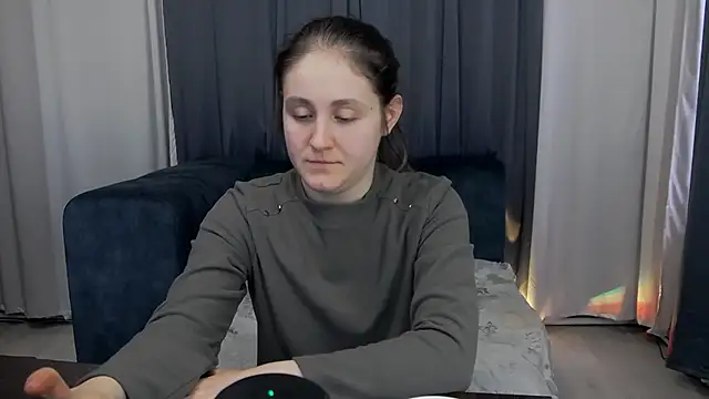 Holliy Cooper online show from April 2026 07:43:01 AM