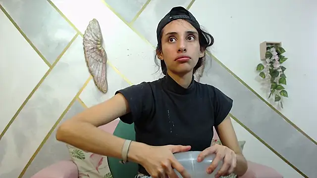 Snapshot of RoxanaCyrano_ chatting on December 2025 07:13:01 PM RoxanaCyrano online show from December 2025 07:13:01 PM