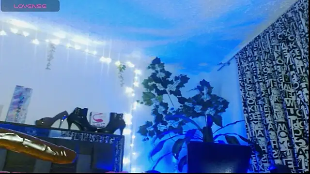 Snapshot of DULCE_ZOE chatting on January 2025 02:27:02 AM DULCE ZOE online show from January 2025 02:27:02 AM