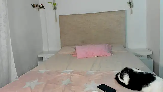 katt pelaez online show from April 2026 12:17:01 AM