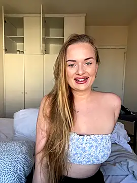 Snapshot of ElenaRebelle chatting on September 2025 06:19:01 AM ElenaRebelle online show from September 2025 06:19:01 AM