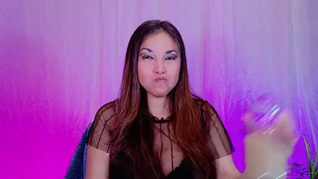 Snapshot of DivineLynn chatting on December 2024 04:51:01 PM DivineLynn online show from December 2024 04:51:01 PM