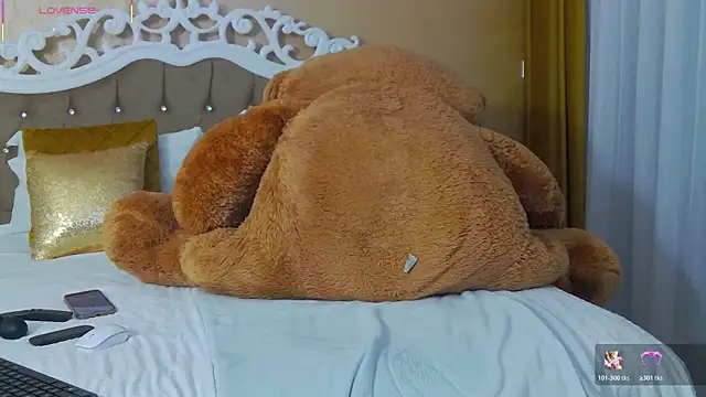 Snapshot of GoldenCaroline chatting on November 2025 12:27:02 PM GoldenCaroline online show from November 2025 12:27:02 PM