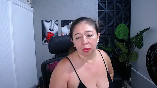 Valentinaa mature online show from May 2026 10:49:01 PM