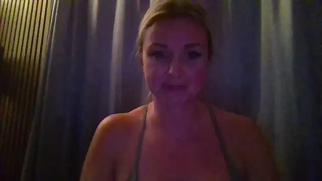 Snapshot of Bella-Tight chatting on November 2025 05:51:01 PM Bella-Tight online show from November 2025 05:51:01 PM