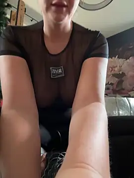 Snapshot of Bella-Tight chatting on November 2025 09:21:01 AM Bella-Tight online show from November 2025 09:21:01 AM