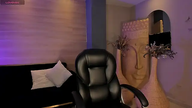 LizzHamilton   online show from December 2025 09:42:02 PM