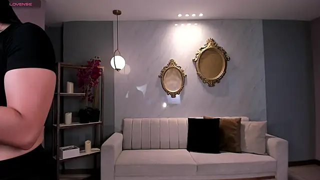 LizzHamilton   online show from October 2025 08:51:02 PM