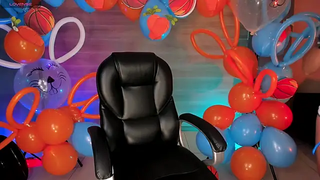 LizzHamilton   online show from October 2025 08:49:02 PM