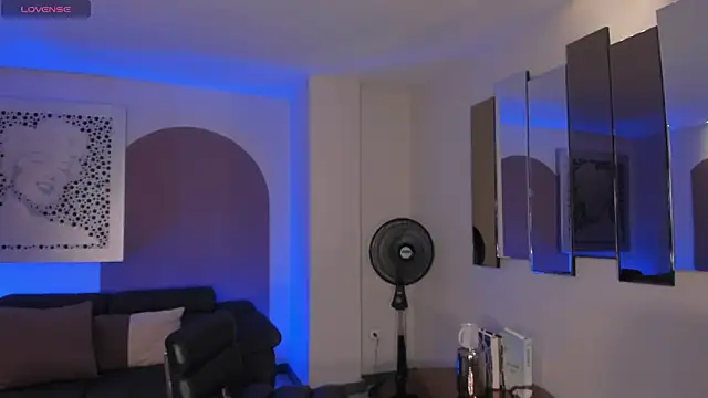 LizzHamilton   online show from November 2025 09:30:02 PM