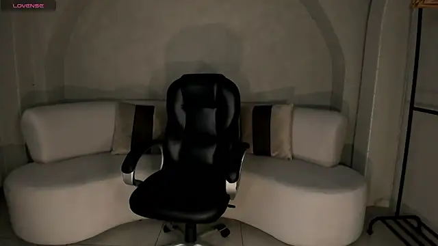 LizzHamilton   online show from November 2025 09:09:02 PM