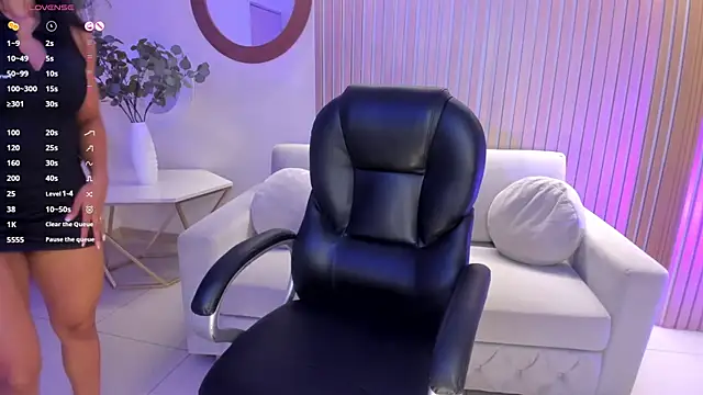 LizzHamilton   online show from March 2025 09:16:01 PM