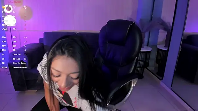 LizzHamilton   online show from March 2025 09:06:02 PM