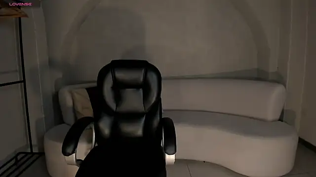 LizzHamilton   online show from November 2025 10:25:02 PM