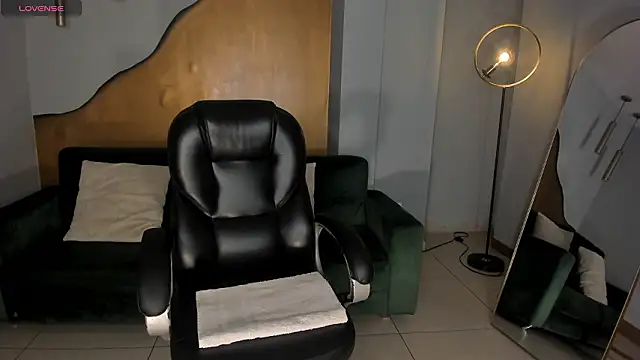 LizzHamilton   online show from February 2026 09:10:01 PM