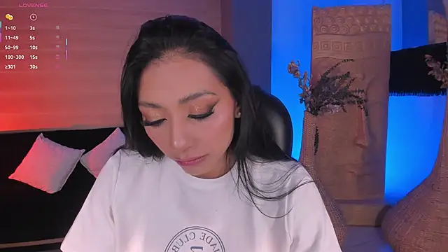 LizzHamilton   online show from September 2025 09:54:02 PM