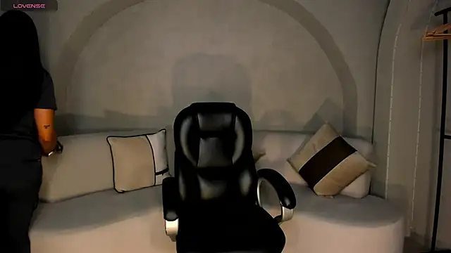 LizzHamilton   online show from October 2025 08:34:02 PM