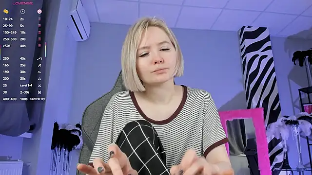 ReiYosimoto online show from February 2026 04:42:02 PM