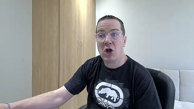 BrettJ81 online show from October 2025 10:28:01 AM