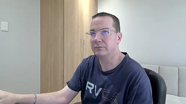 BrettJ81 online show from October 2025 01:23:01 PM