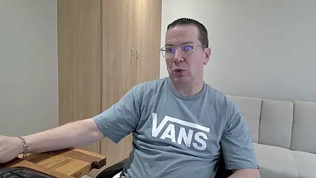 BrettJ81 online show from November 2025 01:49:02 PM