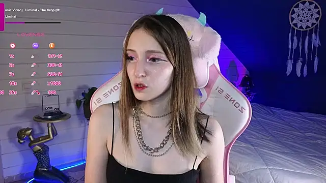 Snapshot of Evie_Ro chatting on July 2026 09:37:01 PM Evie Ro online show from July 2026 09:37:01 PM