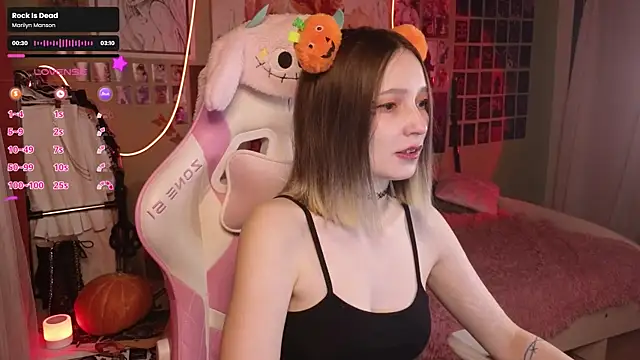 Snapshot of Evie_Ro chatting on October 2025 12:11:02 AM Evie Ro online show from October 2025 12:11:02 AM