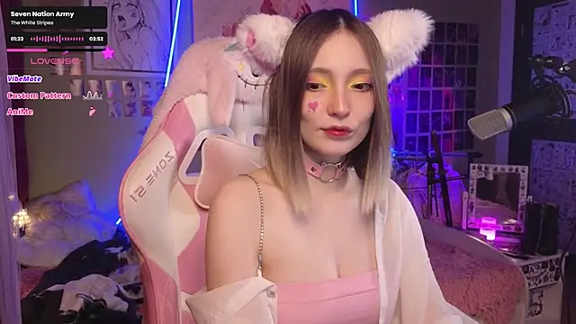 Snapshot of Evie_Ro chatting on November 2025 10:08:02 PM Evie Ro online show from November 2025 10:08:02 PM