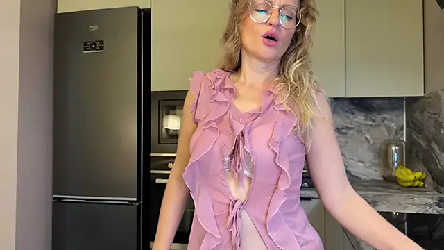 Snapshot of mommy_nadin chatting on October 2025 07:04:02 PM mommy nadin online show from October 2025 07:04:02 PM