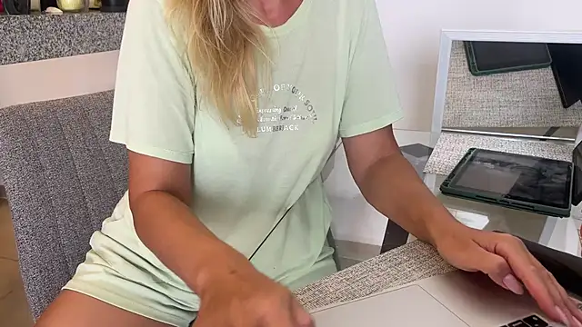 Snapshot of mommy_nadin chatting on March 2025 09:48:02 PM mommy nadin online show from March 2025 09:48:02 PM