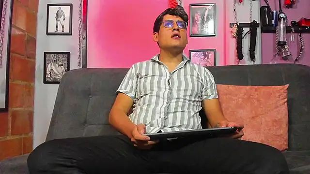 Snapshot of dom2travelersss chatting on March 2025 12:04:01 PM dom2travelersss online show from March 2025 12:04:01 PM