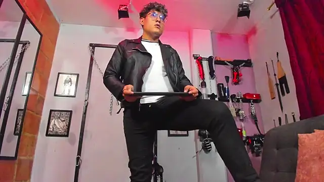 Snapshot of dom2travelersss chatting on March 2025 06:57:01 PM dom2travelersss online show from March 2025 06:57:01 PM