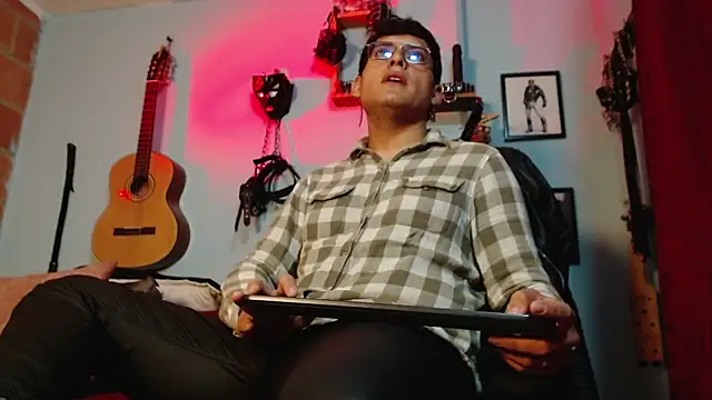 Snapshot of dom2travelersss chatting on September 2025 01:55:01 PM dom2travelersss online show from September 2025 01:55:01 PM