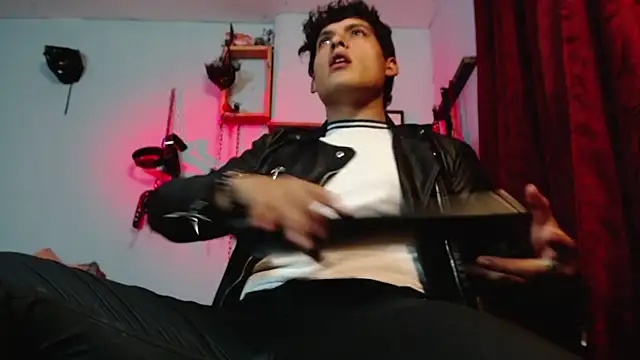 Snapshot of dom2travelersss chatting on October 2025 11:49:02 PM dom2travelersss online show from October 2025 11:49:02 PM