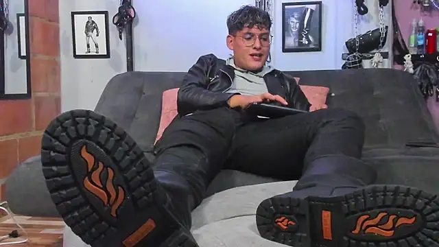 Snapshot of dom2travelersss chatting on February 2025 10:22:02 PM dom2travelersss online show from February 2025 10:22:02 PM