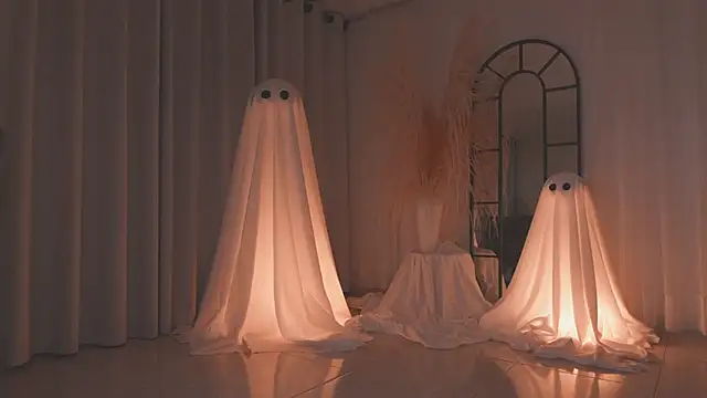 Snapshot of AmyArmstrong chatting on October 2025 01:29:02 AM AmyArmstrong online show from October 2025 01:29:02 AM