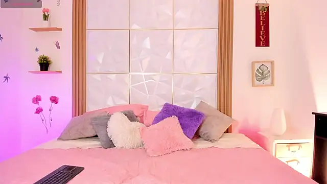 natalie jaensen online show from April 2026 09:05:01 PM